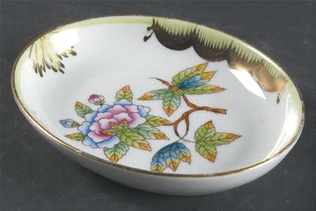 Queen Victoria (Green Border) 3" Oval Ashtray