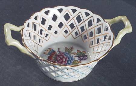 Queen Victoria (Green Border) 7" Handled Open Weave Basket