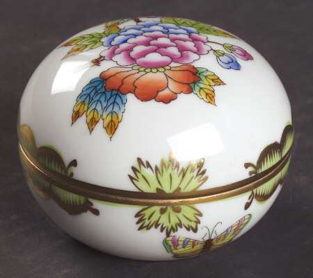 Queen Victoria (Green Border) Small Round Bon Bon & Lid