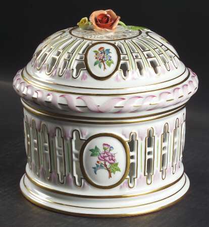Queen Victoria (Green Border) Biscuit Barrel & Lid
