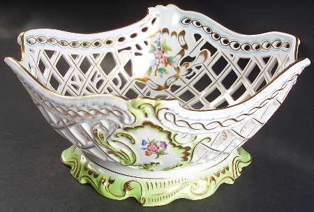 Queen Victoria (Green Border) 12" Oval Openwork Basket