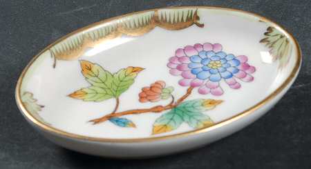 Queen Victoria (Green Border) 3" Oval Ashtray