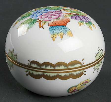 Queen Victoria (Green Border) 3" Round Box & Lid