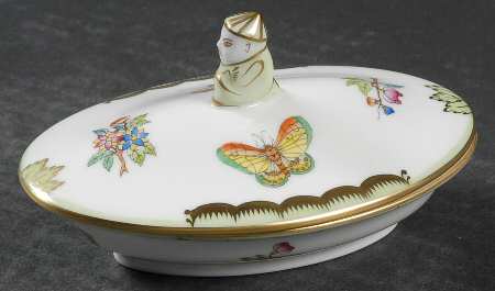 Queen Victoria (Green Border) Oval Box W/Mandarin Finial