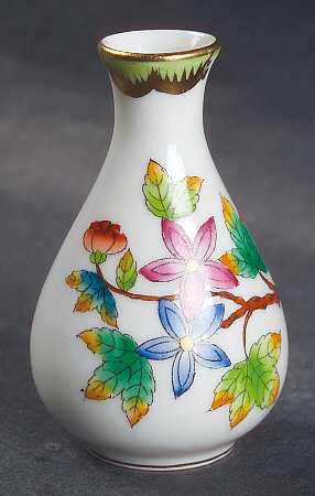 Queen Victoria (Green Border) 2" Bud Vase