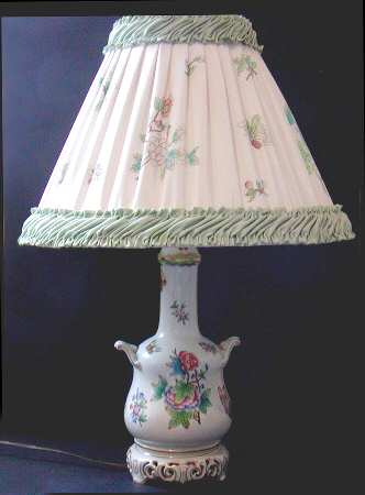 Queen Victoria (Green Border) 22" Electric Lamp & Shade