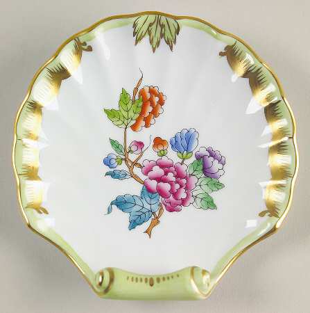 Queen Victoria (Green Border) 4" Shell Shaped Dish