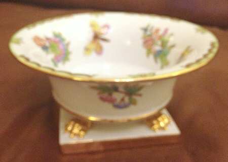 Queen Victoria (Green Border) 4" Oval Footed Urn