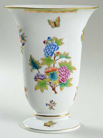 Queen Victoria (Green Border) 9" Vase