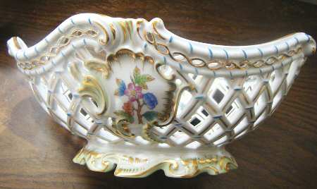 Queen Victoria (Green Border) 10" Oval Openwork Basket