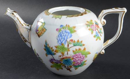 Queen Victoria (Green Border) Teapot No Lid