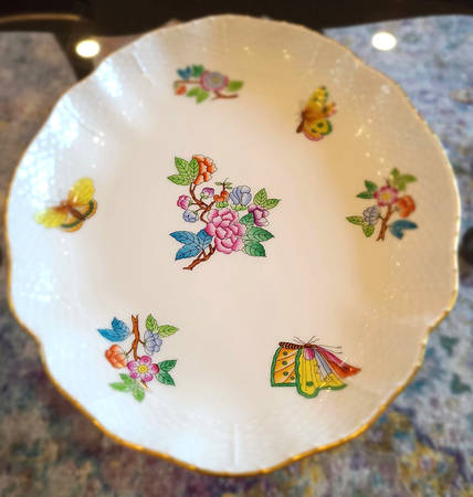 Queen Victoria Older (VA) 10" Oval Dish