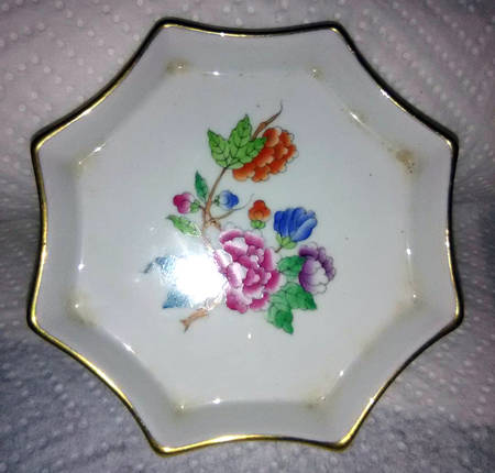 Queen Victoria Older (VA) Octagonal Ashtray
