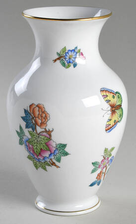 Queen Victoria Older (VA) 7" Vase