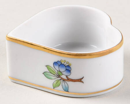 Queen Victoria Older (VA) Heart Shape Box No Lid