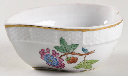 Queen Victoria Older (VA) Heart Shape Box No Lid