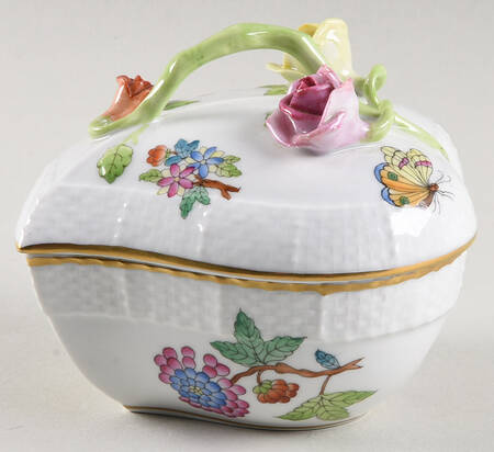 Queen Victoria Older (VA) Heart Shape Box & Lid