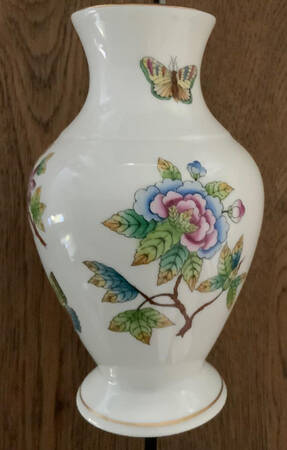 Queen Victoria Older (VA) 6" Vase
