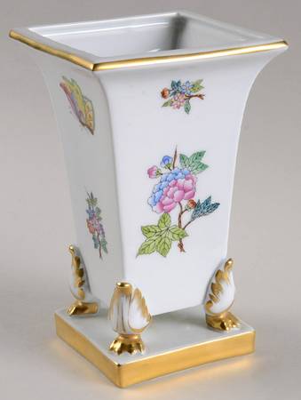 Queen Victoria Older (VA) 6" Square Vase