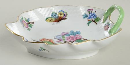 Queen Victoria Older (VA) 7" Leaf Dish