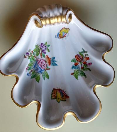 Queen Victoria Older (VA) Shell Shaped Dish