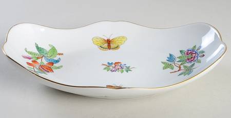 Queen Victoria Older (VA) 9" Scalloped Oval Tray