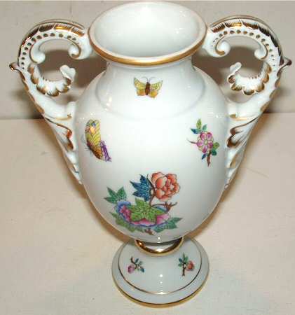 Queen Victoria Older (VA) 8" Urn No Lid
