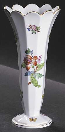 Queen Victoria Older (VA) 8" Vase