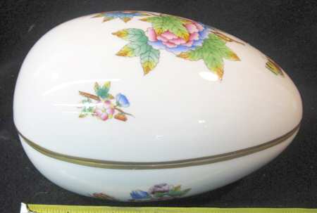 Queen Victoria Older (VA) Large Egg Bon Bon & Lid