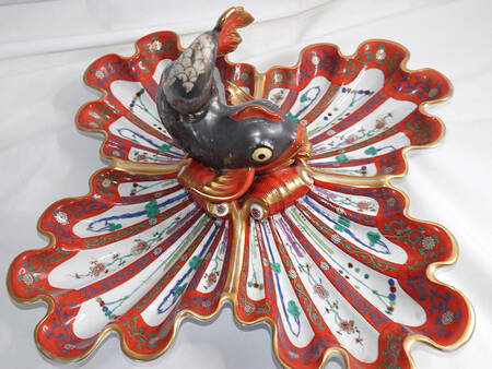 Red Dynasty (G) 4 Part Shell Shaped Dish w/Dolphin