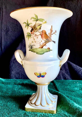 Rothschild Bird (RO) 9" Footed Urn