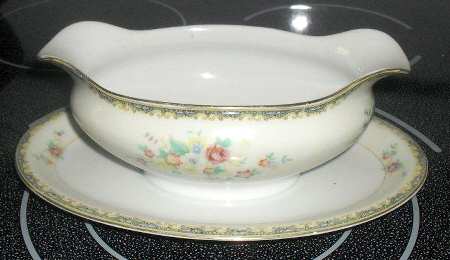 HIN1 Gravy Boat with Attached Underplate