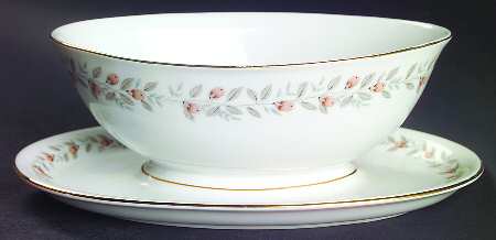 Bay Berry Gravy Boat with Attached Underplate