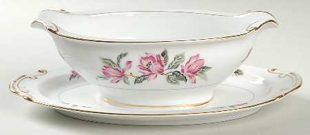 Carolina Tulip Gravy Boat with Attached Underplate