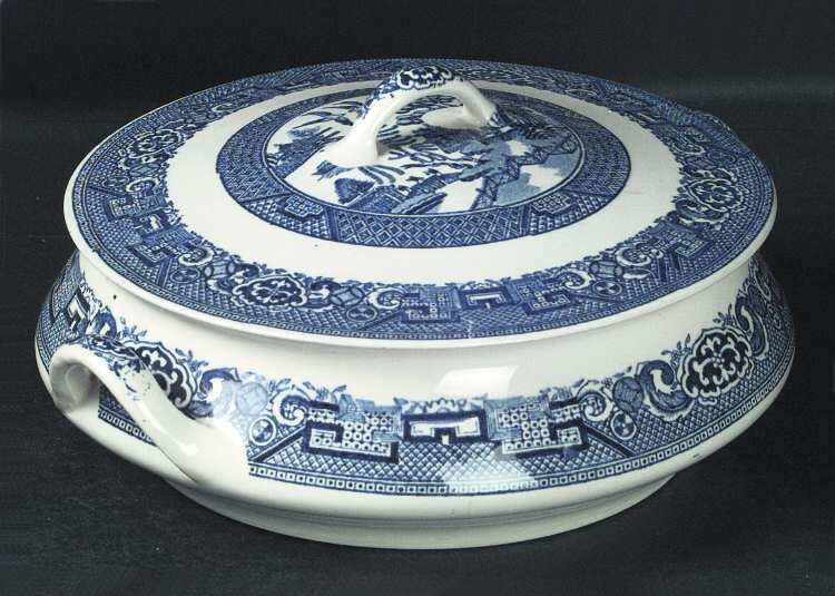 Blue Willow Round Covered Vegetable