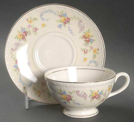 G3352 Footed Cup & Saucer Set