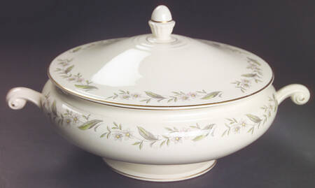 Gardenia Round Covered Vegetable
