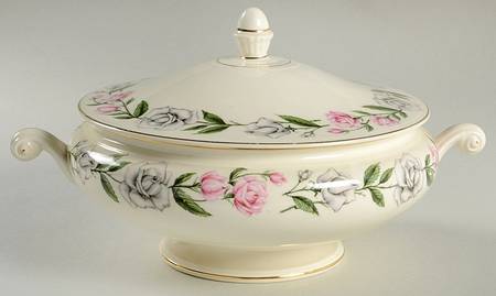 Minuet Round Covered Vegetable
