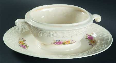 TH6 Gravy Boat with Attached Underplate