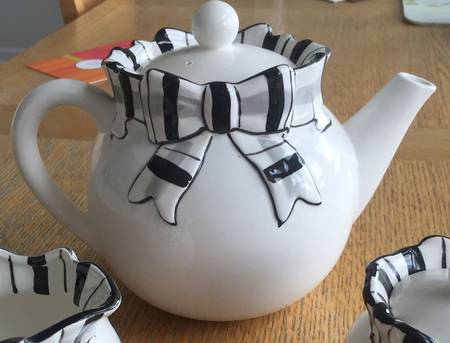 Black Plaid Border Teapot & Lid