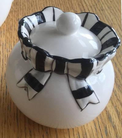 Black Plaid Border Sugar Bowl & Lid