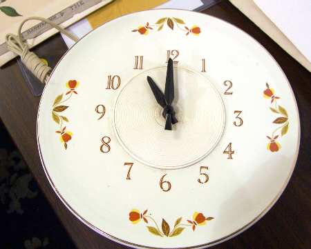 Autumn Leaf Plastic Back  Electric Clock