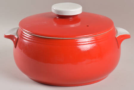 Pert Chinese Red 2.5 Qt Round Tab Handle Covered Casserole