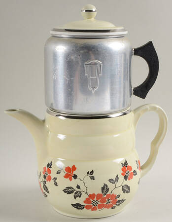 Red Poppy (Platinum Ring) Daniel Coffee Pot & Metal Drip