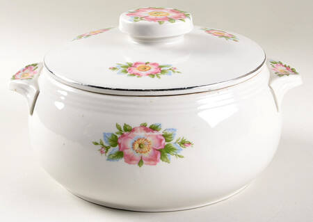 Rose White 2.5 Qt Round Tab Handle Covered Casserole