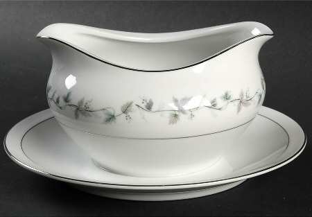 Monterey Gravy Boat with Attached Underplate
