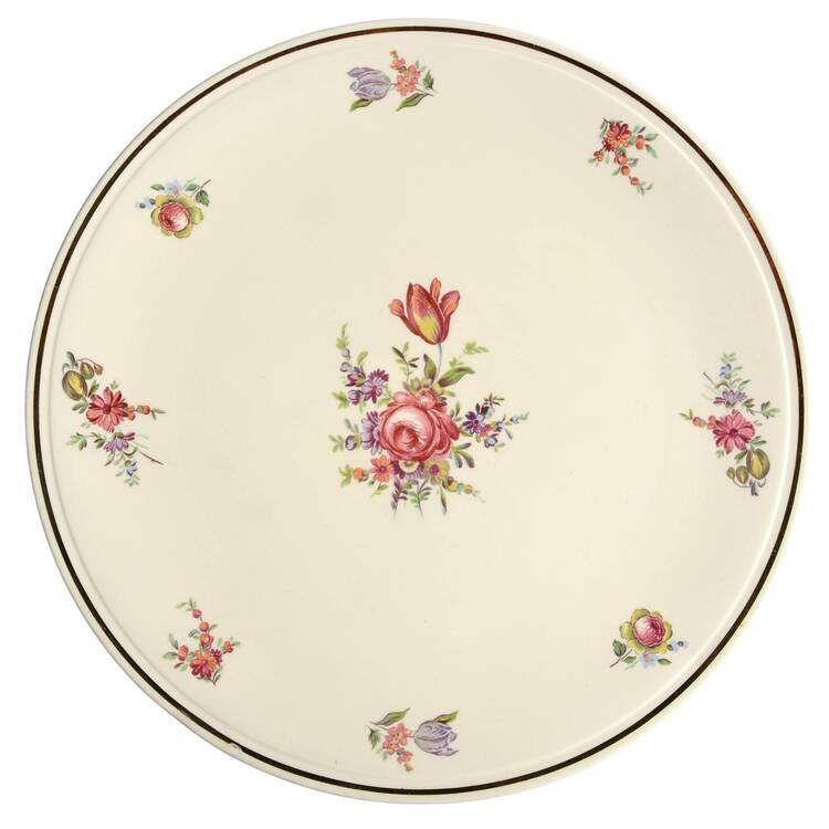 Priscilla Cream (Scalloped) Chop Plate (Round Platter)