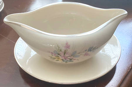 Bouquet Gravy Boat with Attached Underplate