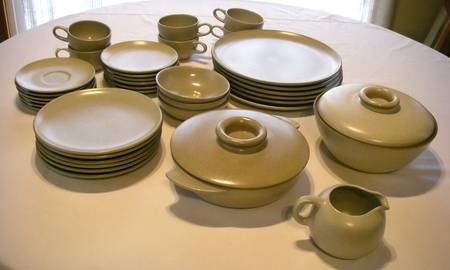Sand 2.5 Qt Round Covered Casserole