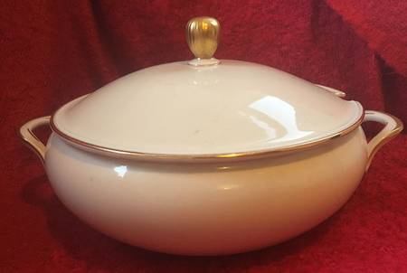 1685 Round Covered Vegetable